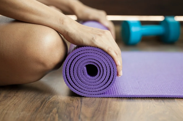 Tapete de yoga num espaço interior iluminado