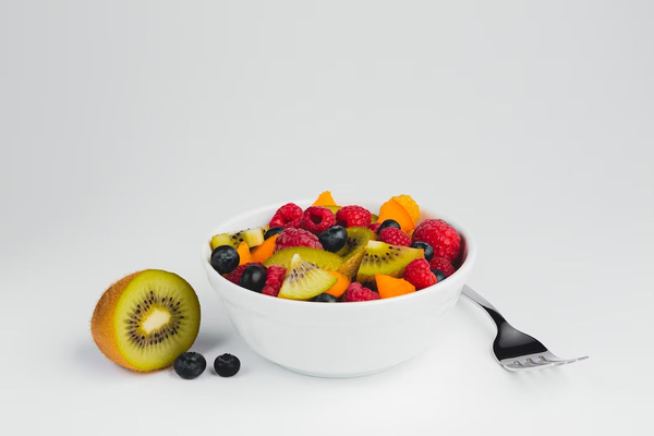 Taça colorida com frutas e cereais sobre mesa clara